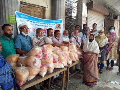 এপেক্স ক্লাব অব বগুড়ার উদ্যোগে সমাজের কম সৌভাগ্যবানদের মাঝে ঈদ সামগ্রী